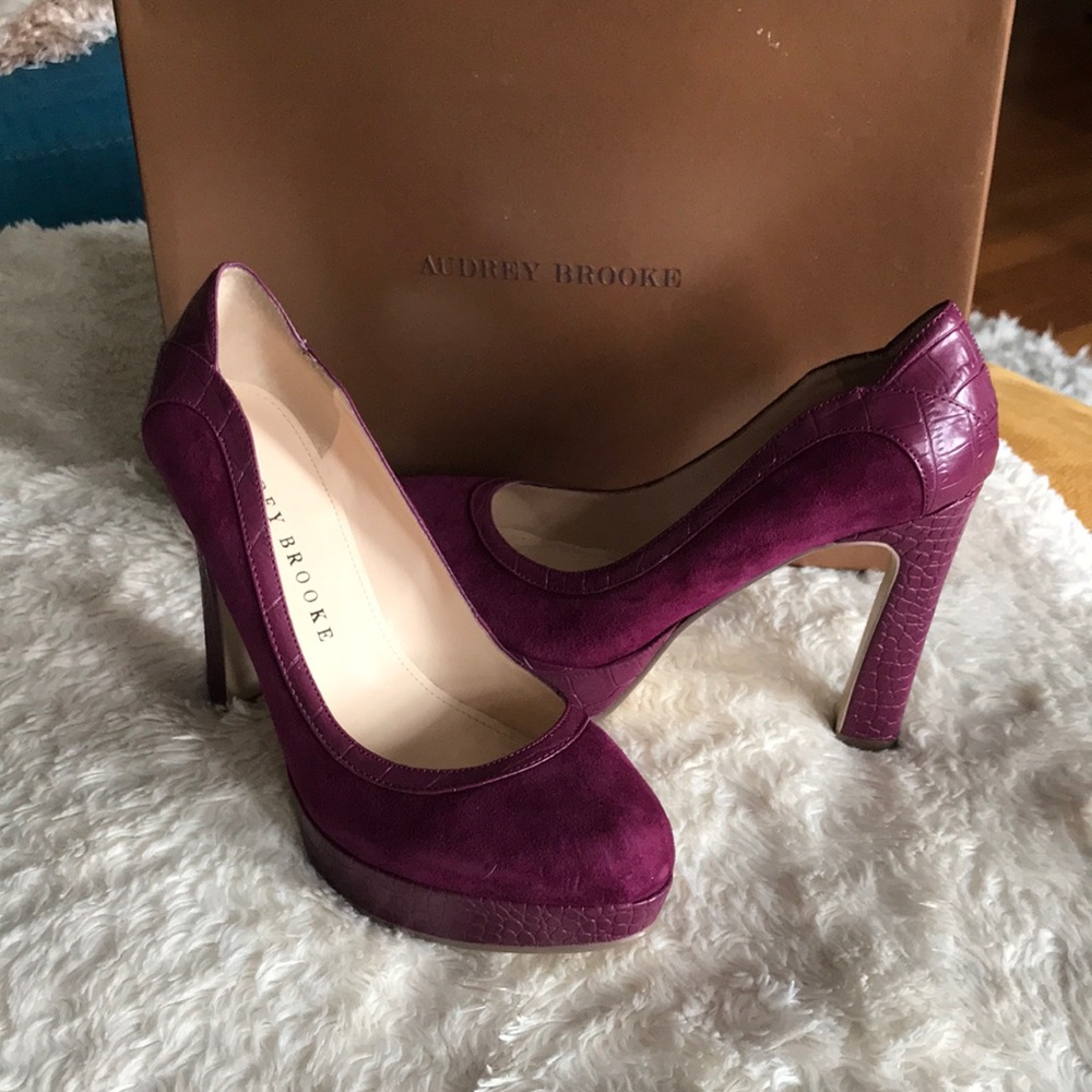 Like new - snakeskin heels - size 8